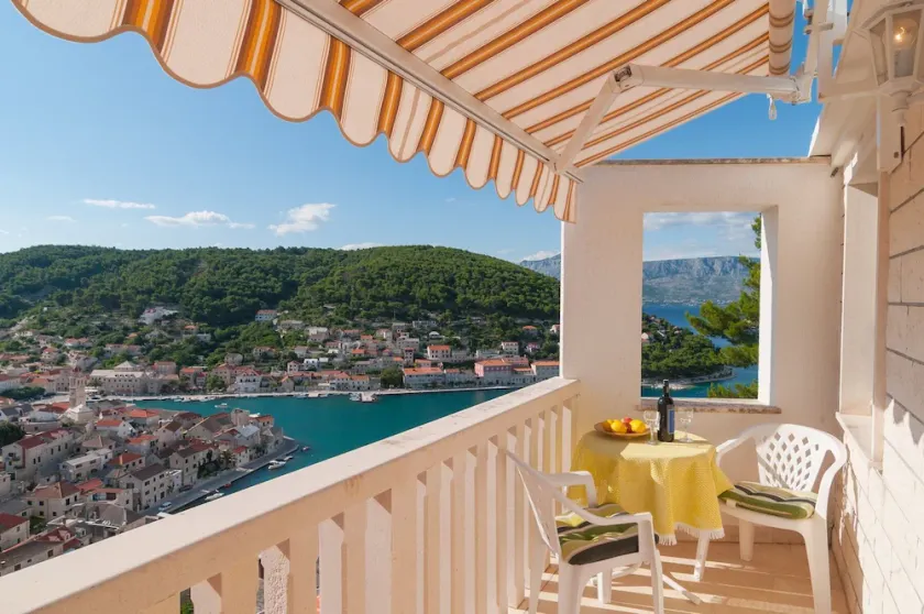 Apartment Mira A1 Daniel  Pucisca, Island Brac - Image 1