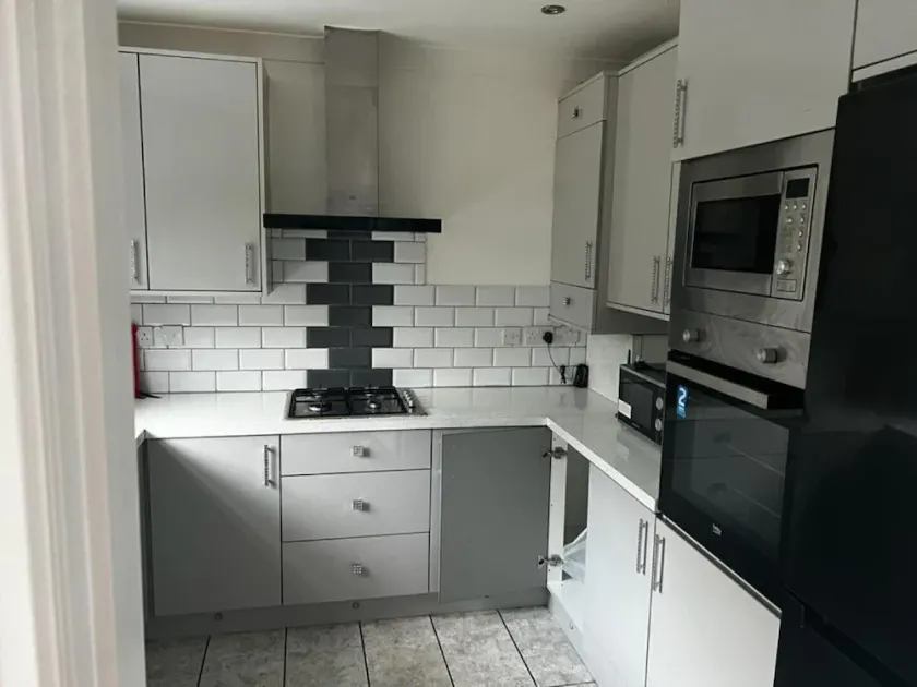 Exciting 4 Bedroom Bungalow in Greater London Sleeps 6 - Image 1