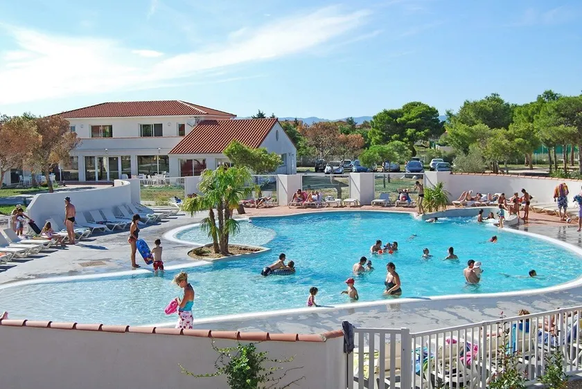 Maison à étage | Salle de Fitness, Piscine + Spa - Image 1