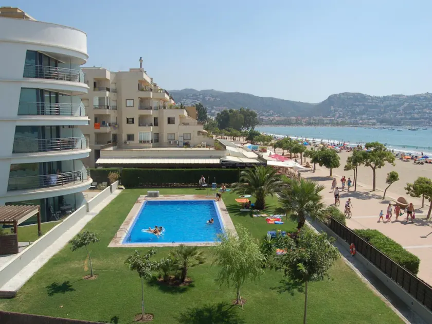 Apartamento en Roses: Primera Línea de Mar, Piscina, Aire Acondicionado, Parking - ES-228-87 - Image 1