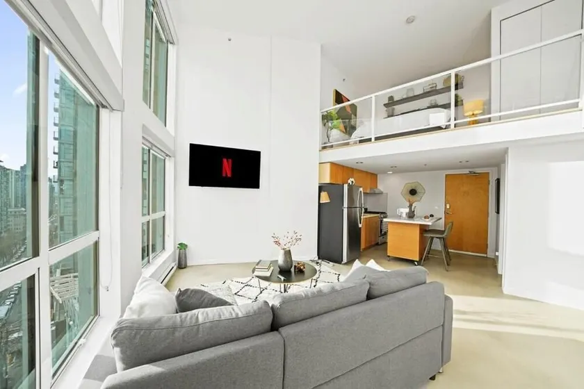 Modern top-floor 1-bedroom loft with free parking - Image 1