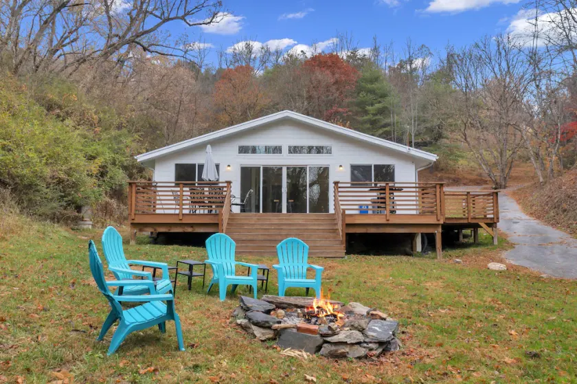 Secluded modern cabin, short walk to town, river & brewery. <25 min to Asheville - Image 1