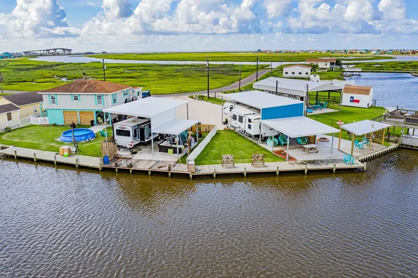 (RV1) Paradise in Sargent, Texas. Saltwater canal, minutes to the ICW and beach. - Image 1