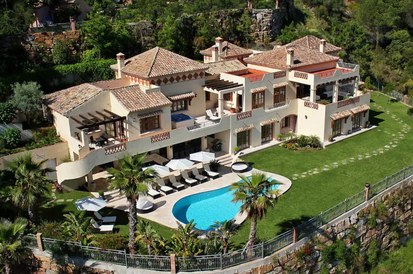 FREE €650 Daily Lux Pack - 7-Bed, Heated Pool - Image 1