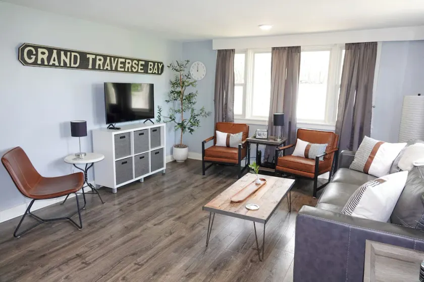 Charming Cosy 3 bdr Haus-In der Nähe von Bay Traverse City Beach Bike Equestrian - Image 1