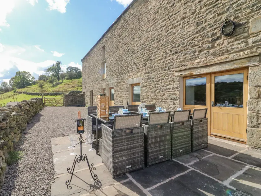 HOLLOWGILL BARN, pet friendly, luxury holiday cottage in Sedbergh - Image 1