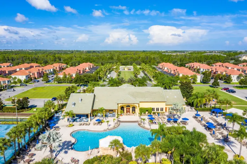 Contemporary 4 Bed 3 Bath Town Home With Upgrades, Private Pool i Close to Disney, Shopping - Image 1