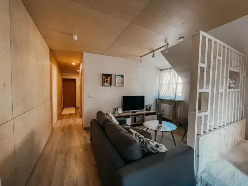 Old Town Apartment with FREE Parking - Image 1