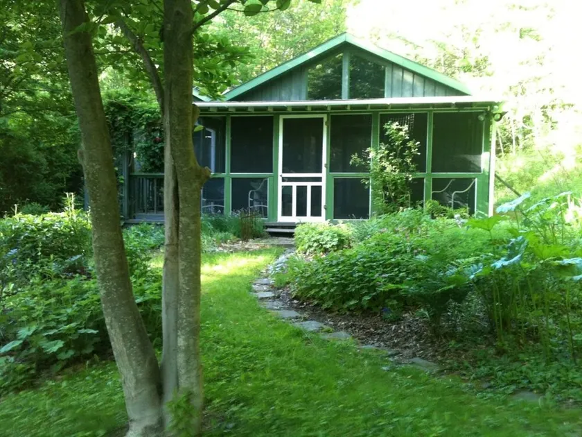 Rose Cottage ist ein botanischer Garten-Rückzugsort in der Stadt, aber umgeben von Natur - Image 1