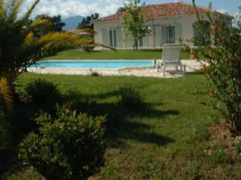 Elegante Villa am Meer mit privatem Pool, umgeben von einem 2000m2 großen Garten - Image 1