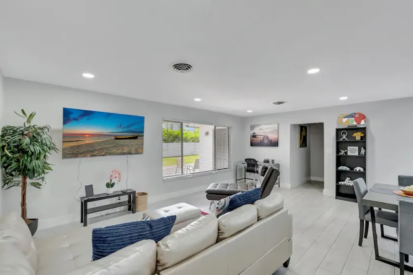 Gorgeous spacious  2bd 2bath sleeps 6 private yard, parking, gas grill, dogs ok - Image 1
