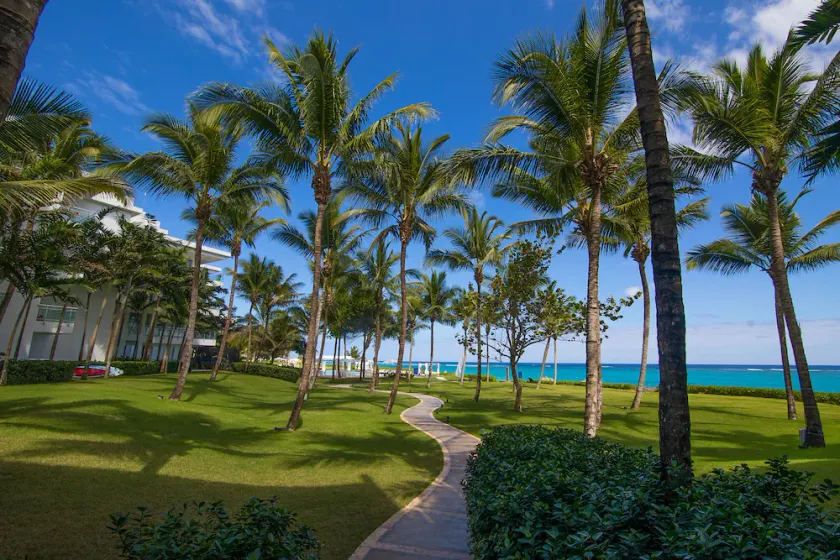 hop to the ocean♥ luxury beach front wifi/pool/kids playground/gym - Image 1