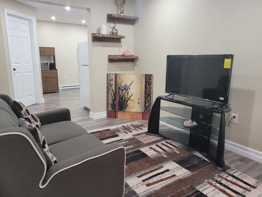 This beautiful comfy basement apartment 5 minutes from the park. - Image 1