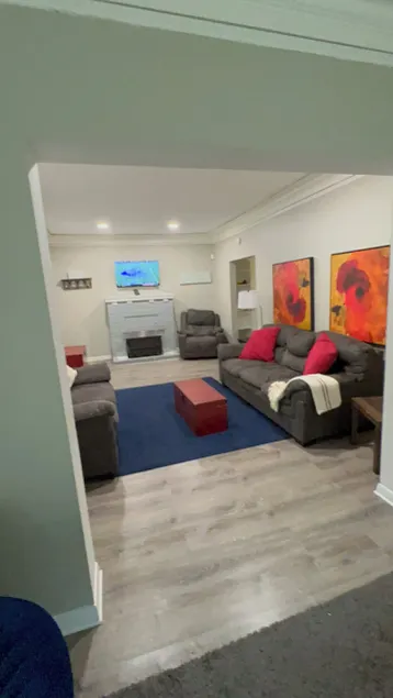 Serene 2 bedroom home in residential neighborhood. - Image 1