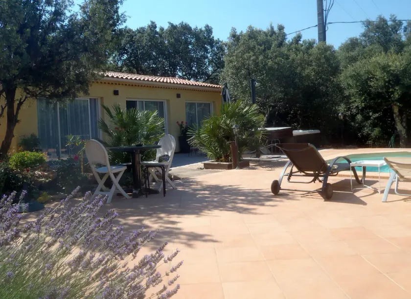 Villa mit Bäumen, Schwimmbad und Spa. - Image 1