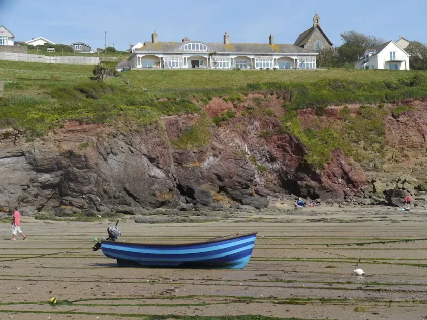 Stunning views from one of the best located cottages in Devon - Image 1