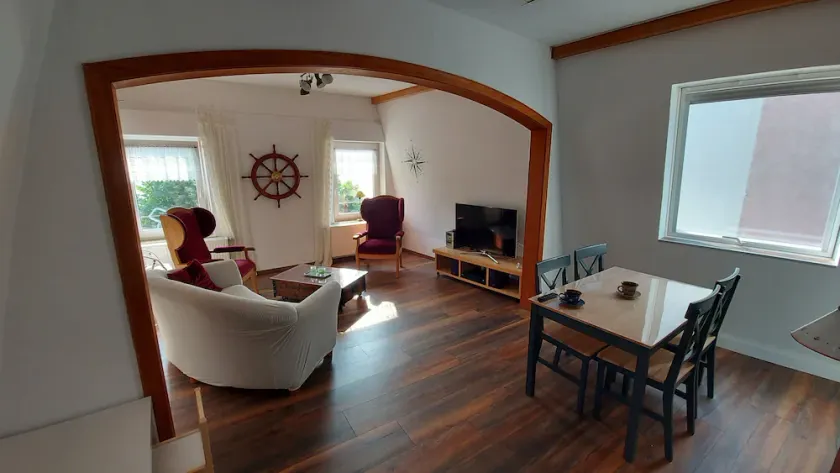 Nice apartment right on the Rhine; mountain-side balcony; centrally located - Image 1
