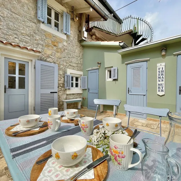 Fisherman House with courtyard and garden in Country Style - Image 1