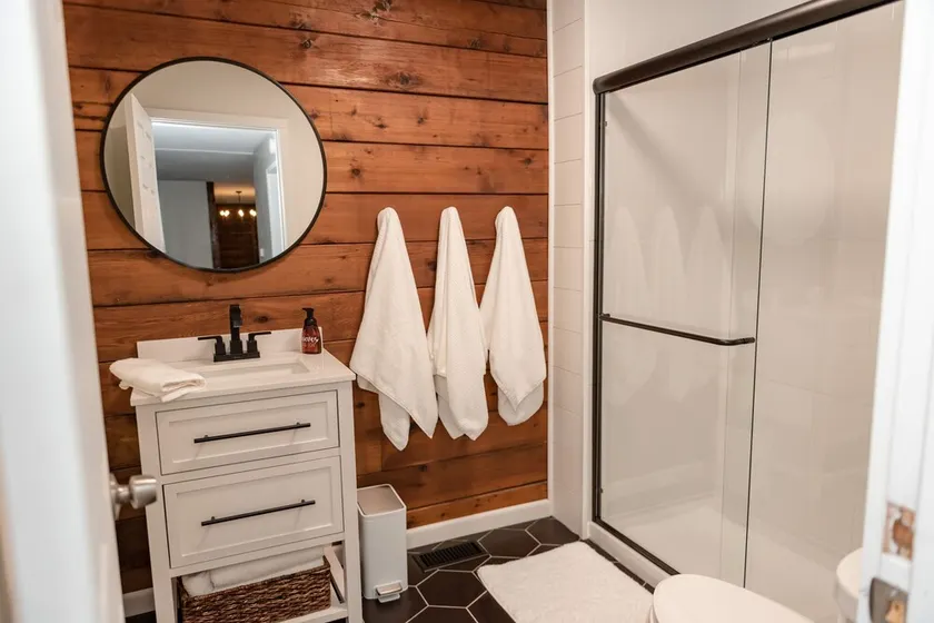 Private newly remodeled cabin on 10 acres next to the tiffin river - Image 1