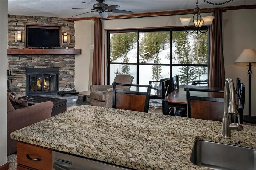 Gorgeous Views. 9 Hot Tubs. Ski-in/Ski-out Studio! - Image 1