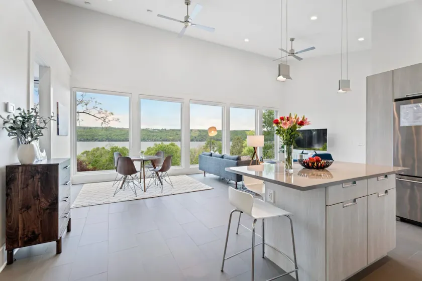 A Modern Lakeview Retreat - Image 1