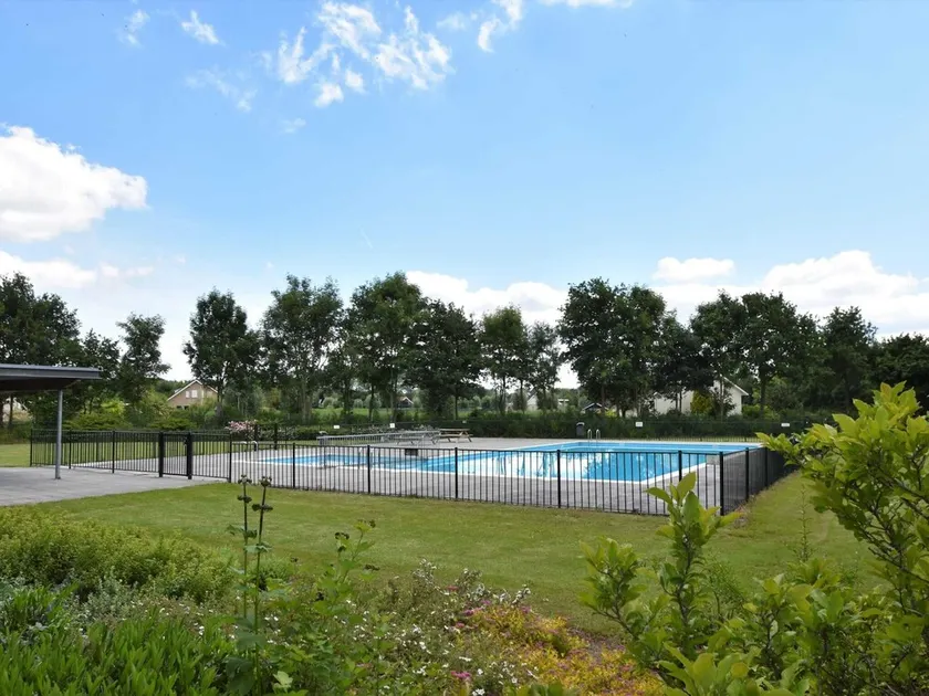 Pleasant Vacation Home With Shared Pool - Image 1