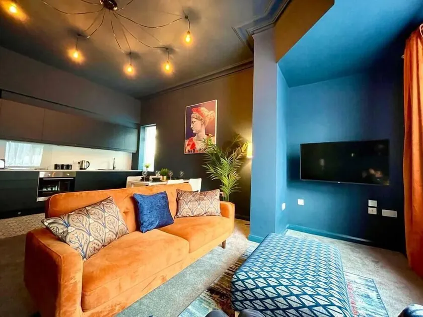 Stunning 2 bed - free parking -5 min walk to beach - Image 1