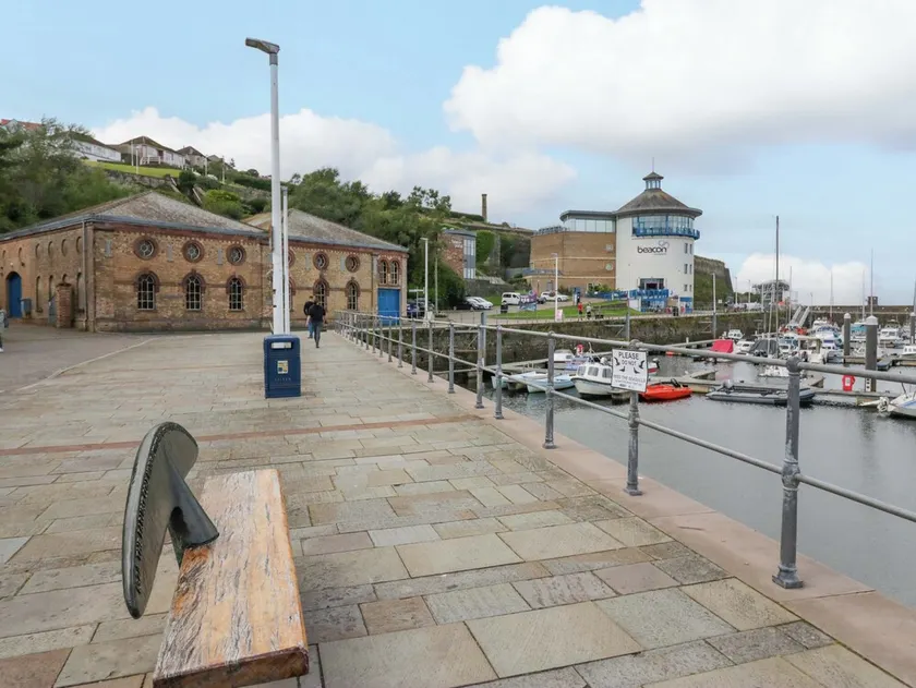 Duncan Square - Image 1