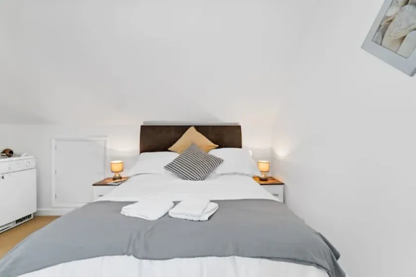 KING Bed W/Kitchen near Rushden Lakes Free Parking - Image 1