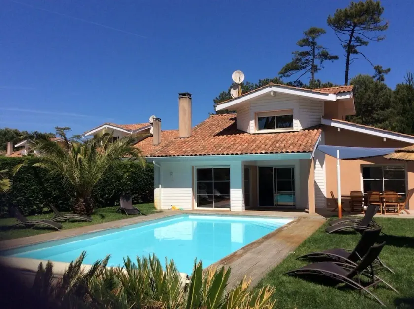 Villa with swimming pool 500 m from the beach - Image 1
