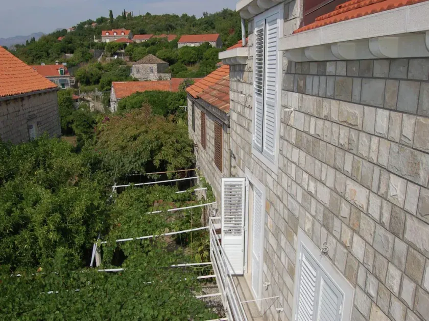 Apartment in Dubrovni With Garden - Image 1