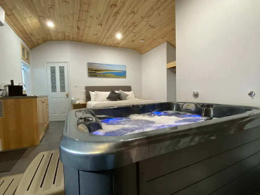 Port Elliot Studio Spa Apartment - Image 1