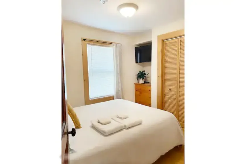 3 Bedroom Cozy BurlingtonEscape w/HOT TUB! - Image 1