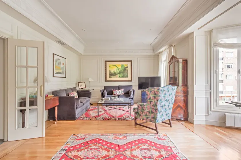 Elegant 3 Bedroom Apartment in Exclusive Barrio Salamanca Stylish & Spacious Padilla III - Image 1