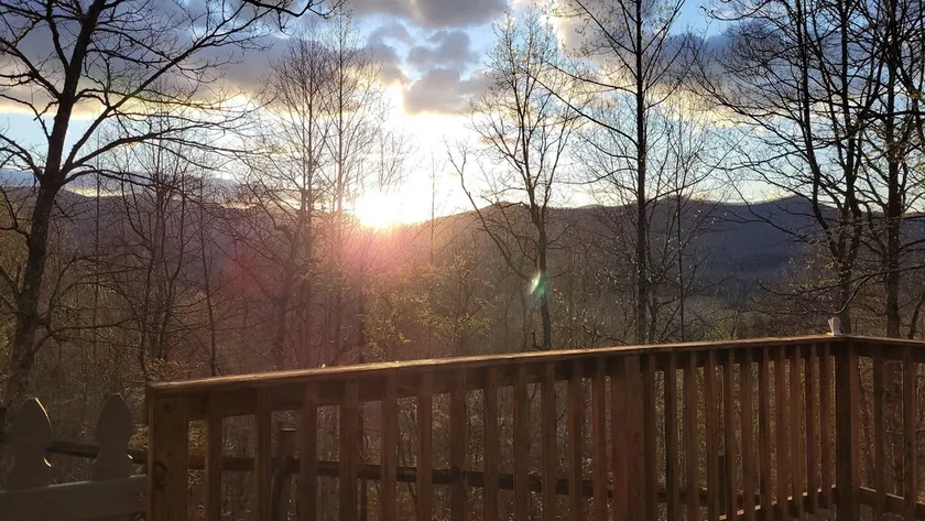 Cozy Pet Friendly Mountain Log Cabin in the Smokies with Deck and fire pit. - Image 1