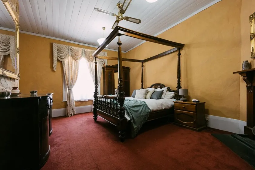 Escape & Step Back in Time. Spa Wood Fire 4 Poster Bed! Mintaro Hideaway Scholar - Image 1