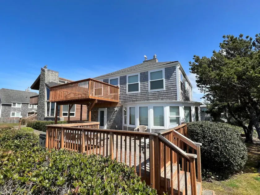 Oceanfront 5B/3Ba Sleeps 10 w/Hot Tub, Views, Ping Pong - Image 1