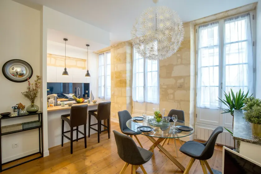 Luxury and comfort in the historic center of Bordeaux - Image 1