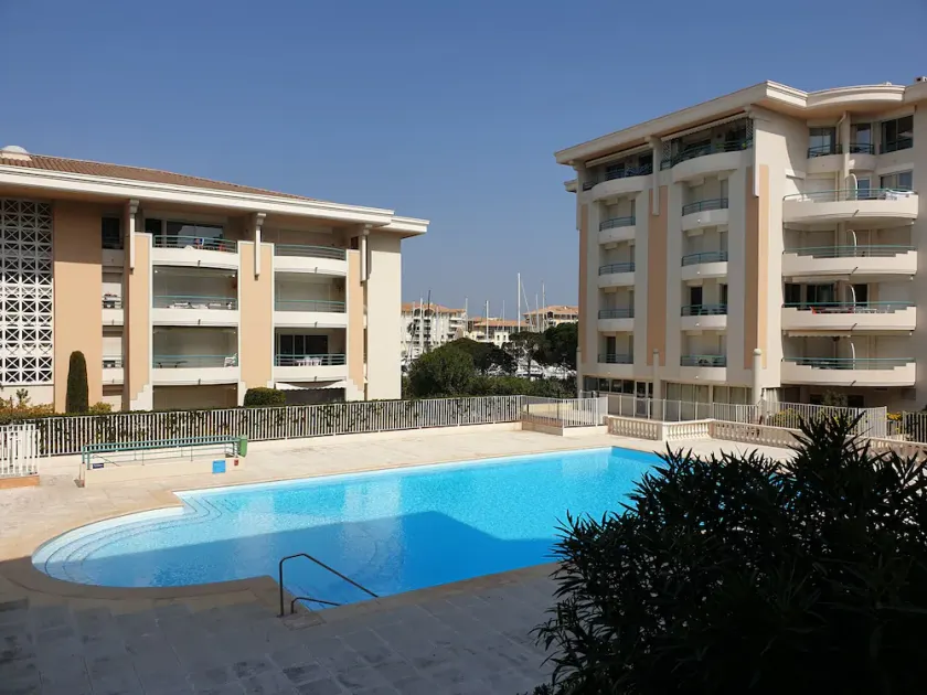 Residence Cesaree - T2 renove avec vue piscine, terrasse, clim, 4p - Image 1