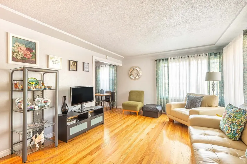 CENTRAL LOCATION, DUPLEX CLOSE TO ALBERTA ART DISTRICT !! - Image 1