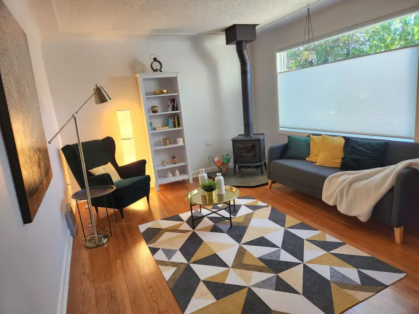Charming full 4 bedroom house in convenient location/big fenced backyard - Image 1