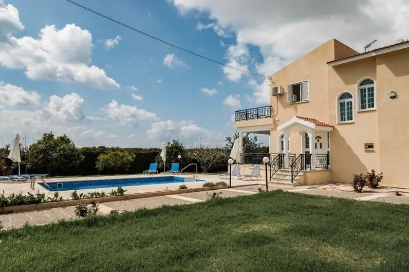 Luxury, Modern Villas with private pool & garden in Coral Bay area - Image 1