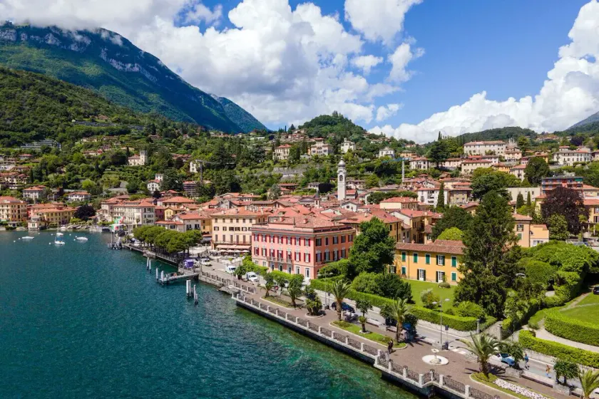 FABULOUSLY LOCATED WITH VIEWS OF LAKE COMO WITH A HEATED POOL - Image 1