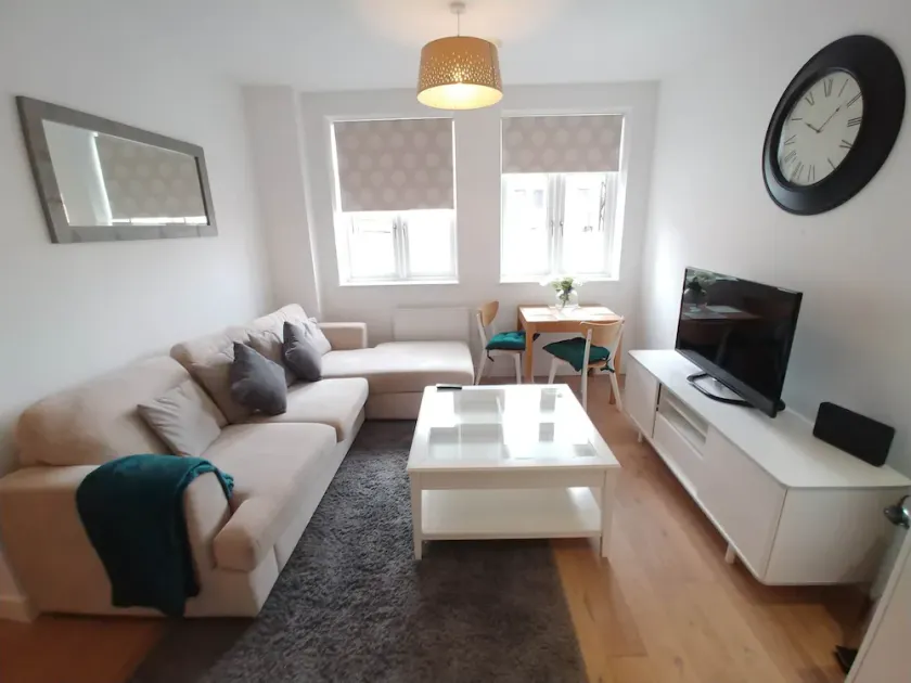 Reigate - 1 Bed apartment near Priory Park with parking by Mobius Property - Image 1