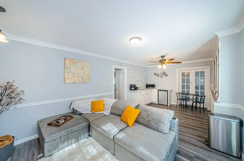 Beautiful, Quaint, and Charming 1 Bedroom Private Suite with Fenced Backyard!  - Image 1