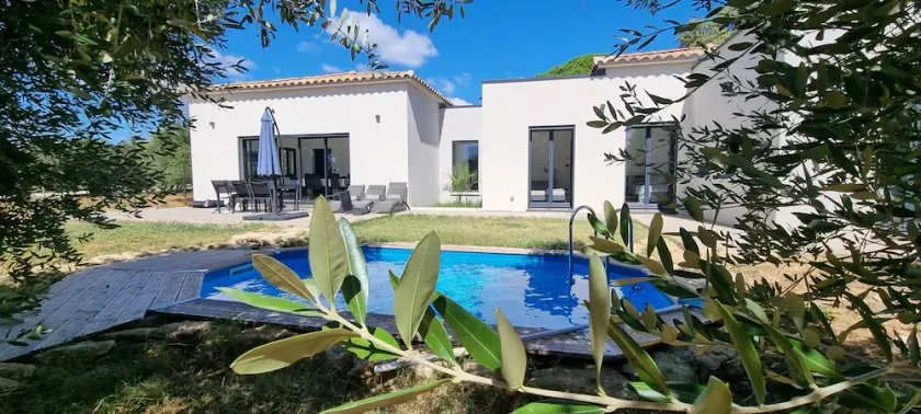 New luxury villa with swimming pool in a quiet location - Image 1