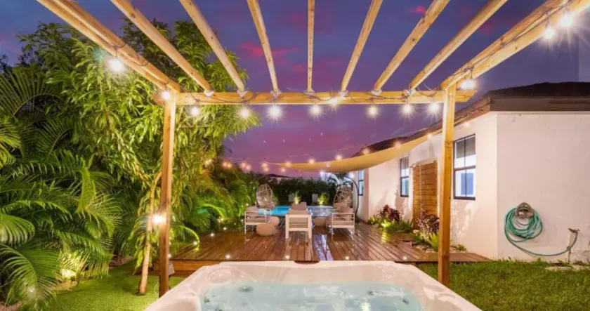 Villa Moonlight w Pool, Jacuzzi, BBQ & Pickleball - Image 1