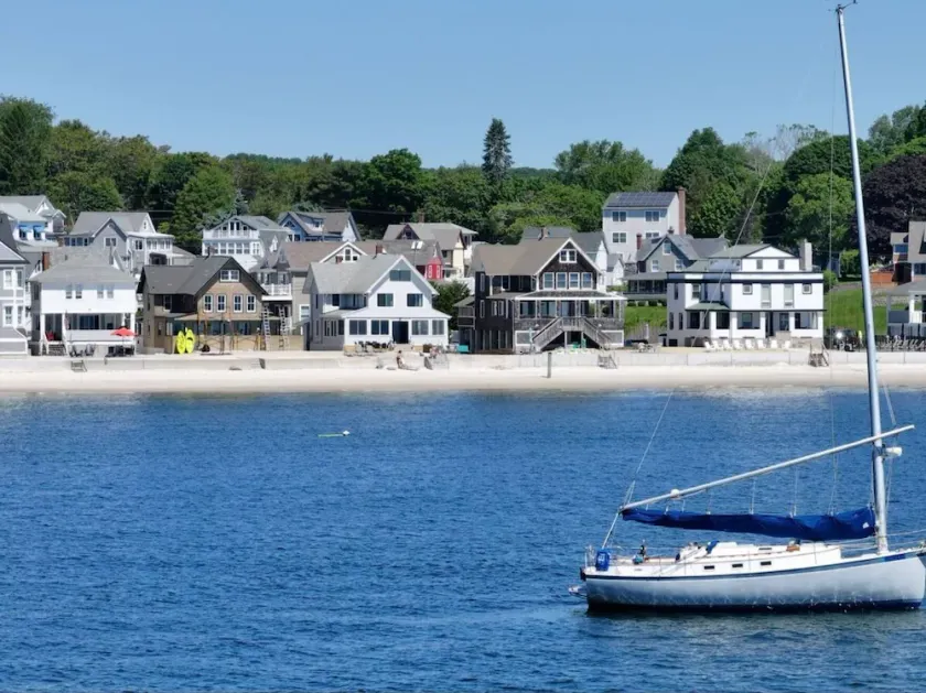 PRIVATE BEACH: A SLICE OF HEAVEN @ NIANTIC W/ 6 QUEENS 1 FULL BED - Image 1