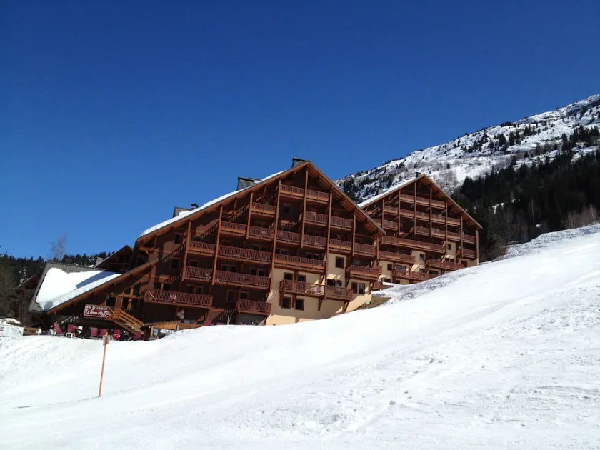 Charming Ski-In-Ski-Out Chalet (sleeps 10 in 5 bedrooms) - Image 1