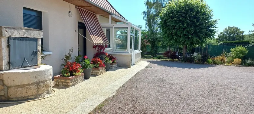 Comfortable renovated family home on wooded grounds & private parking - Image 1